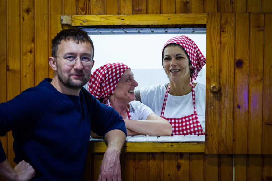 Arbeiterinnen von Radanska Ruža und ein Besucher von BioBalkan