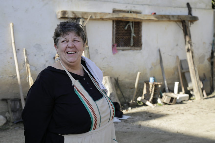 Eine Arbeiterin von Radanska Ruža auf ihrem Hof