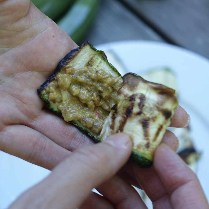 Die Zucchinischeiben werden mit Pinđur und Maliđano bestrichen und eingerollt. 