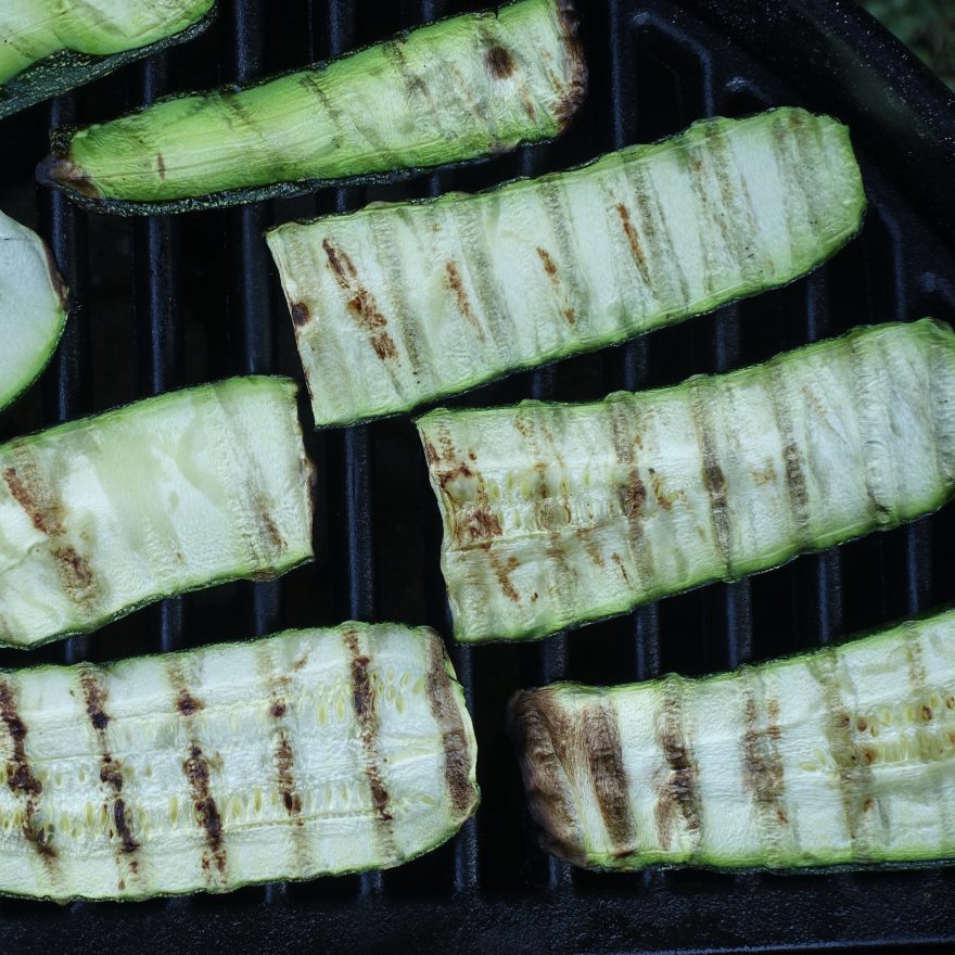 Gegrillte Zucchini für Röllchen mit Bio Pinđur und Bio Maliđano von BioBalkan