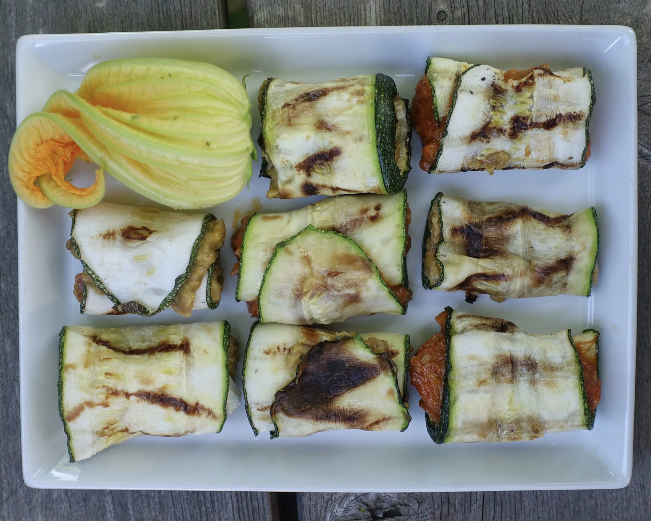 Zucchiniröllchen gefüllt mit Bio Pinđur und Bio Maliđano