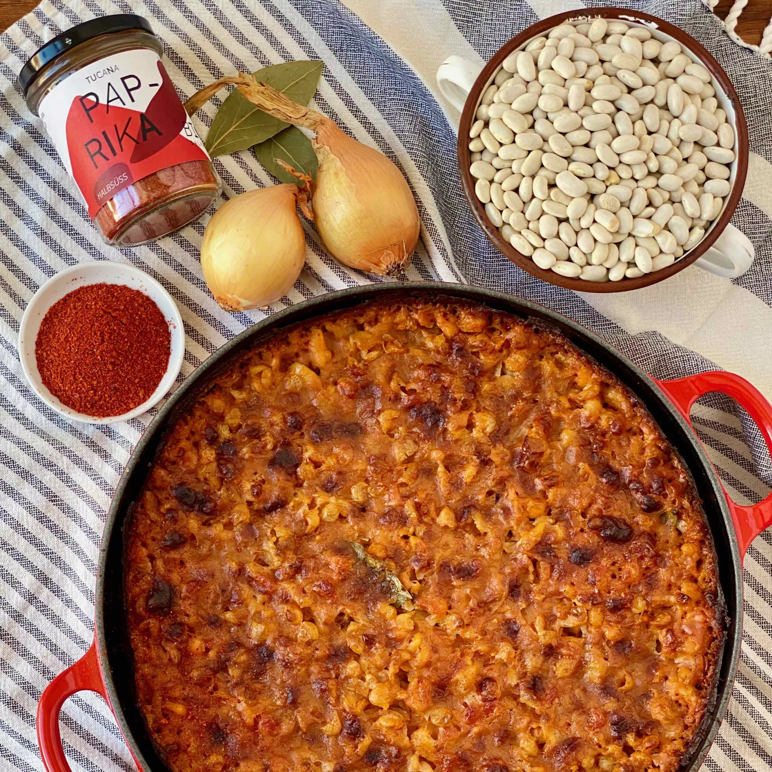 Klassiker der Balkan Küche Prebranac oder Gravce na Tavce sind Baked Beans – gebackene Bohnen – auf Balkan-Art