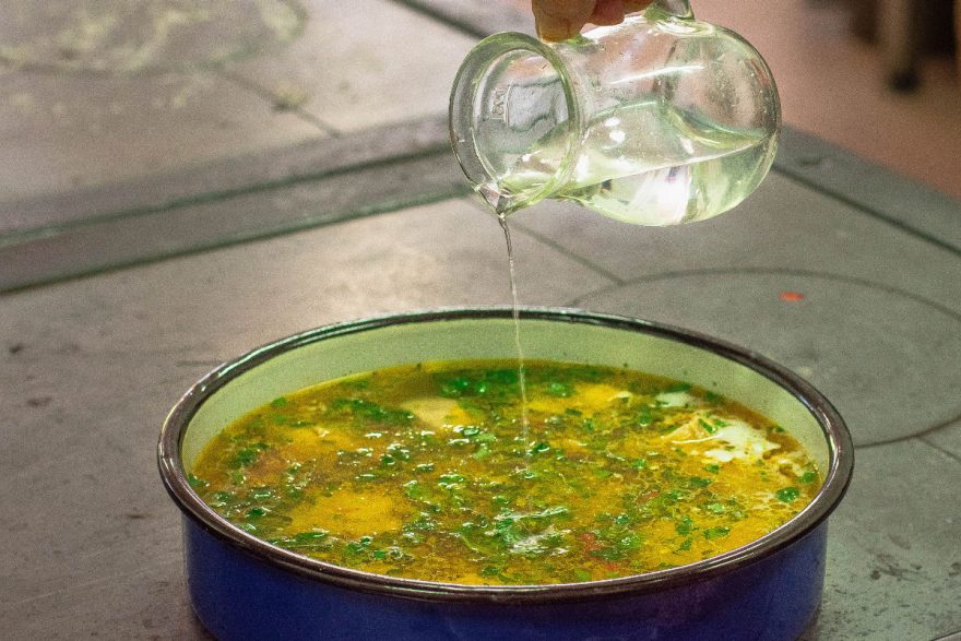 Dem Pilav wird vor dem Garen Wasser zugegeben