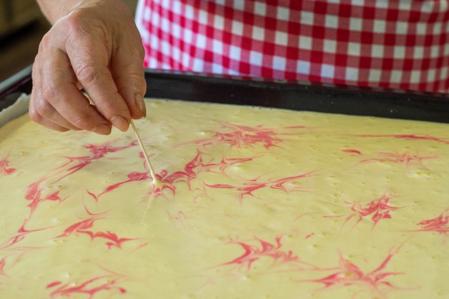 Für die Rolat wird der Biskuit-Teig mit Fruchtsaft durchzogen