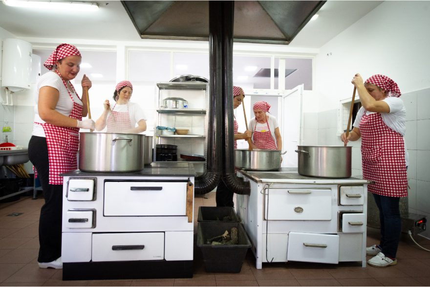 Auf den Herden, die mit Holz beheizt werden, rühren die Arbeiterinnen ihren berühmten Ajvar.