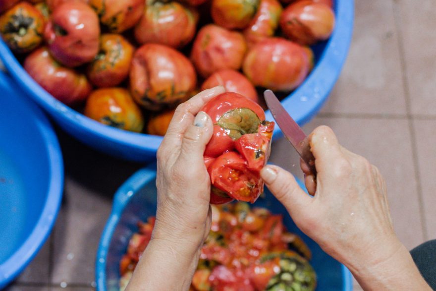 Vollreife Tomaten werden für die Sauce Paradajz geschnitten
