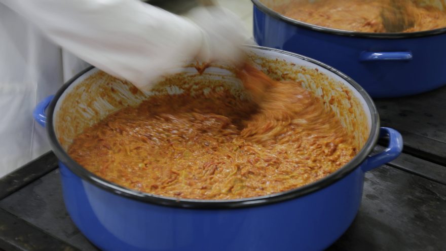 So entsteht Ajvar: Paprika, Öl, Essig und Salz werden langsam zu einem flaumigen Mus eingekocht.