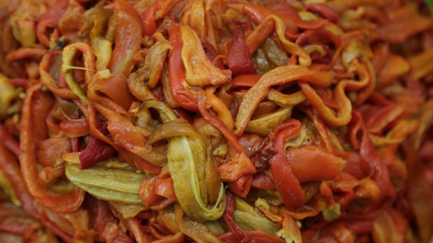 So entsteht Ajvar: Paprika-Filets nach der Röstung und Reinigung
