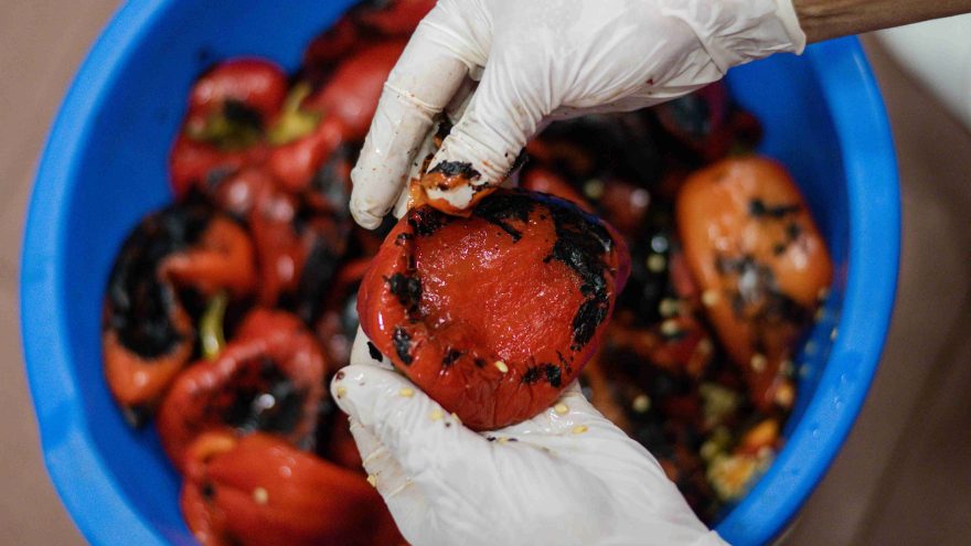 So entsteht Ajvar: Paprika säubern