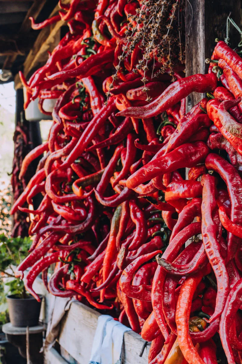 Paprika-Girlanden werden getrocknet