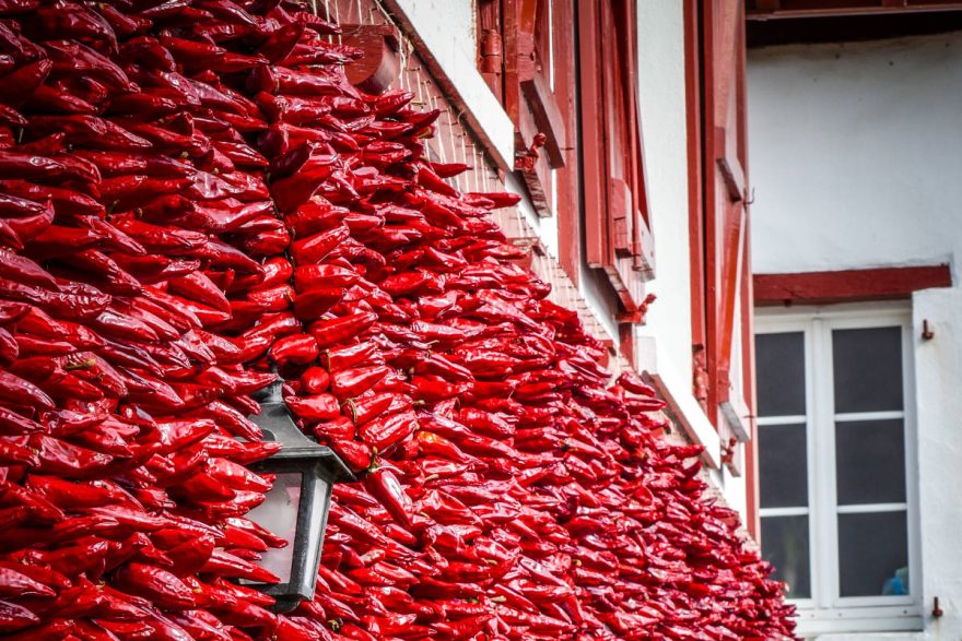 Eine typische Fassade in Espelette