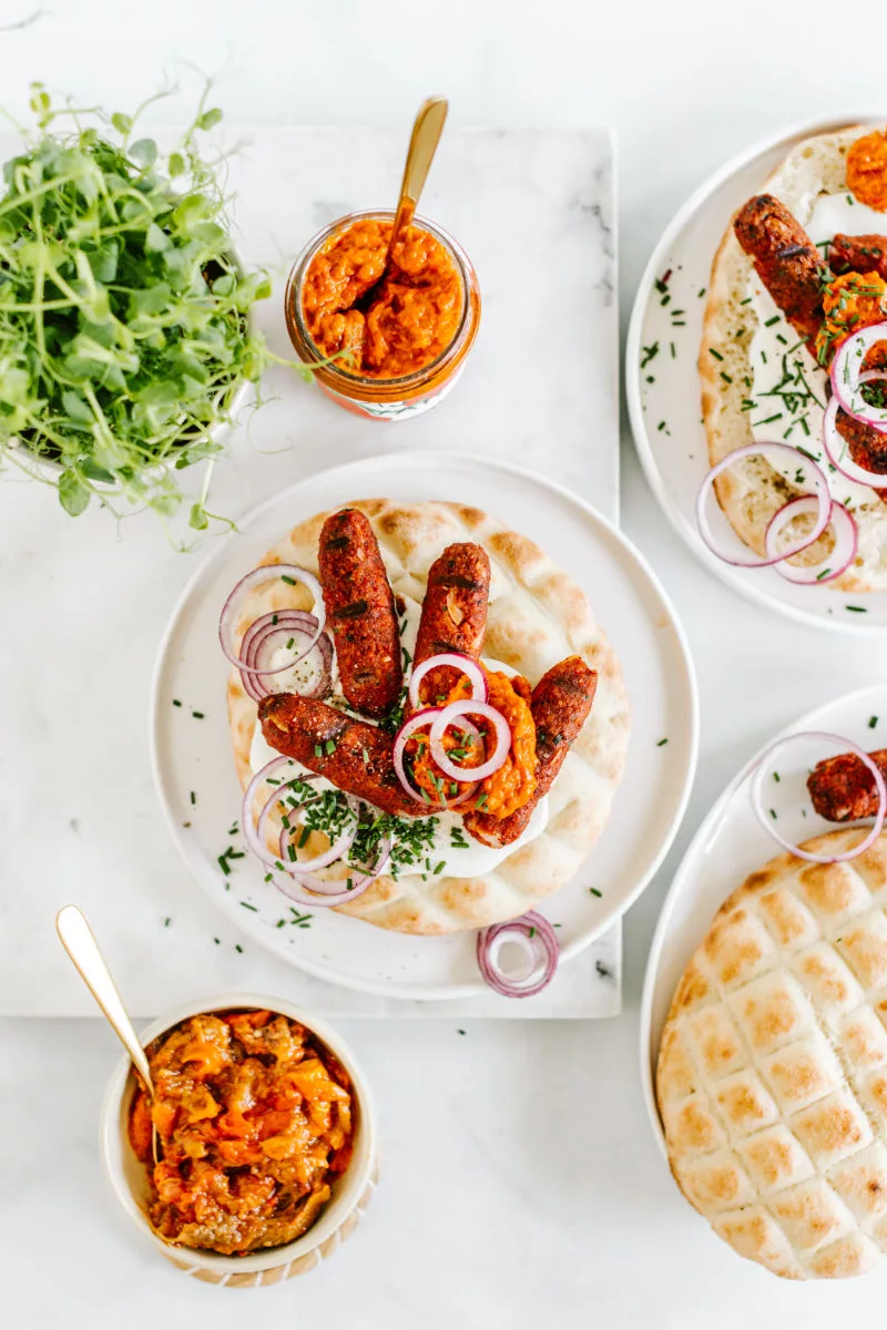 Gedeckter Tisch mit veganen Bio Ćevapčići