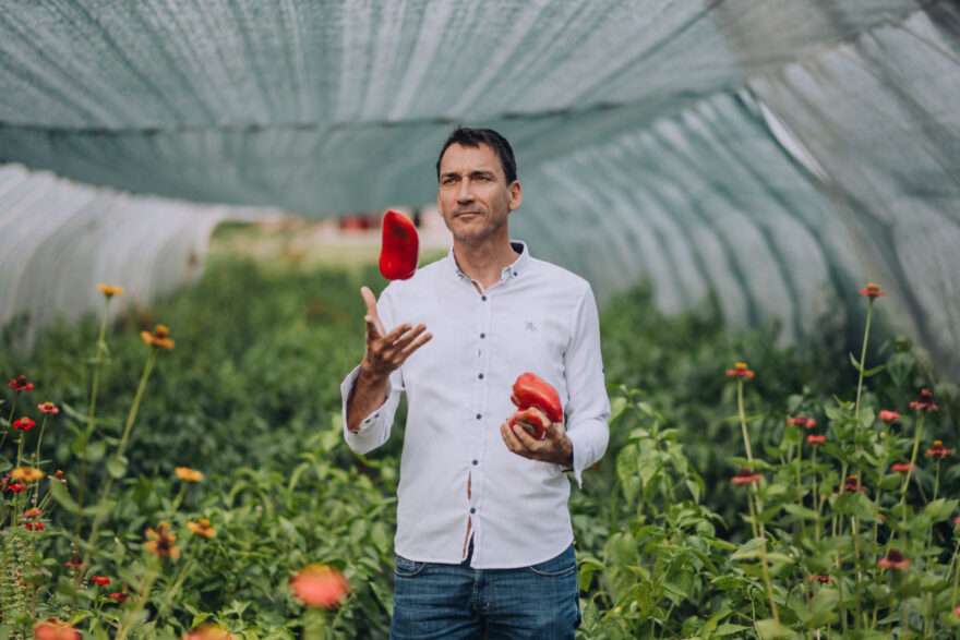 Christopher Opancar jongliert mit Paprika