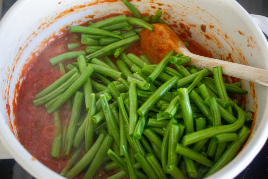 Als zweiter Schritt kommen die Grünen Bohnen in den Topf