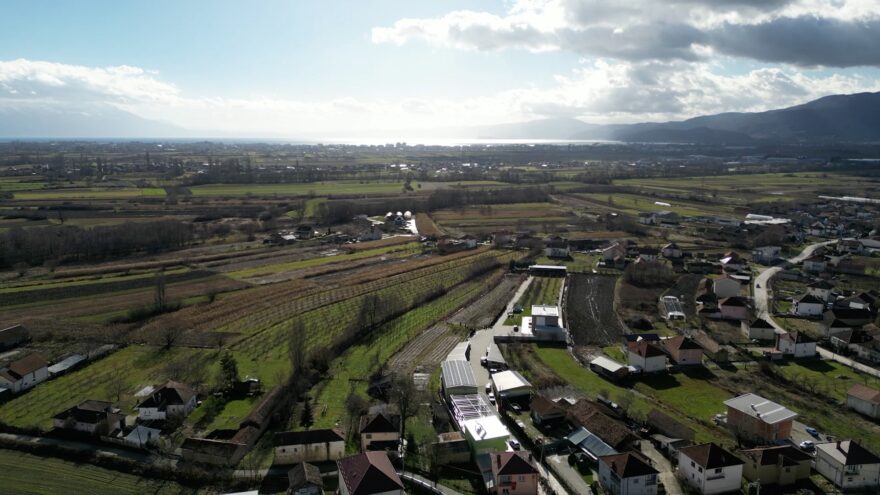 Der Betrieb von Nelkoski Organik mit dem Ohrisee im Hintergrund