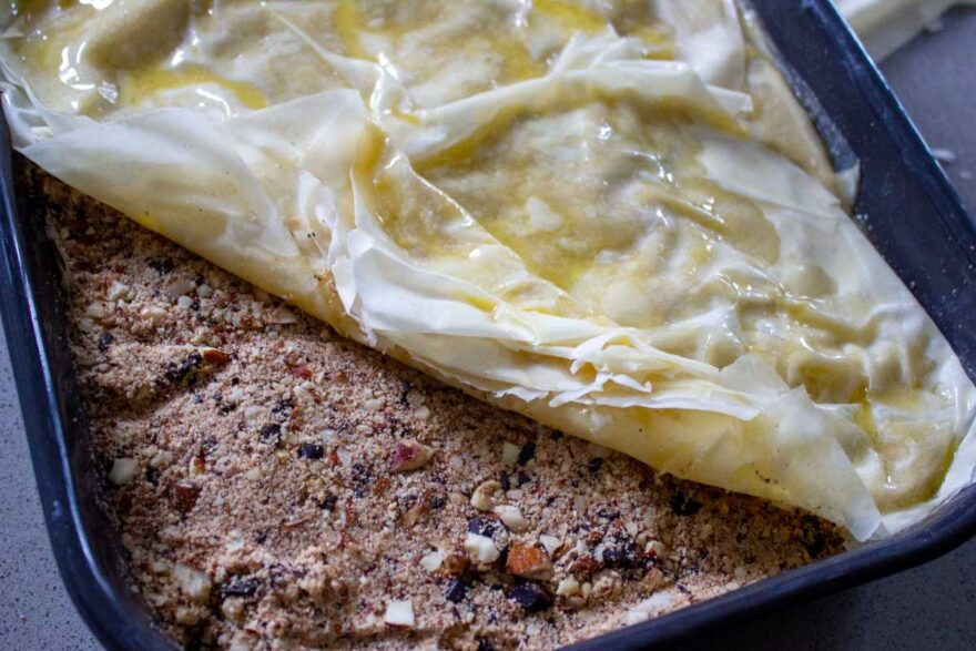 Die letzte Schicht Filoblätter kommt in die Form.