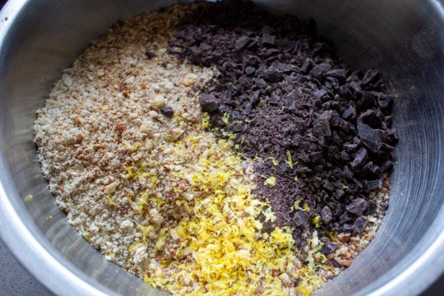 Für die Füllung der Baklava werden Nüsse, Mandeln, Schokolade und Zitronenschalen gemischt.