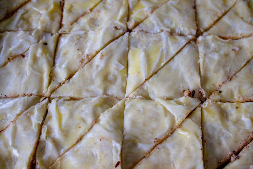 Vor dem Backen wir die Baklava tief eingeschnitten