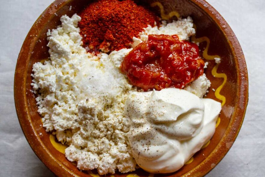 Die Zutaten für Urnebes, vor dem Vermischen