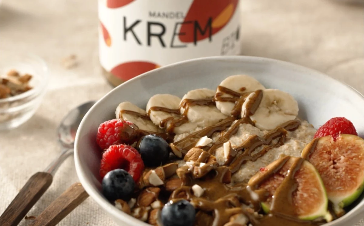 Müsli mit einem Glas Bio Mandel Krem