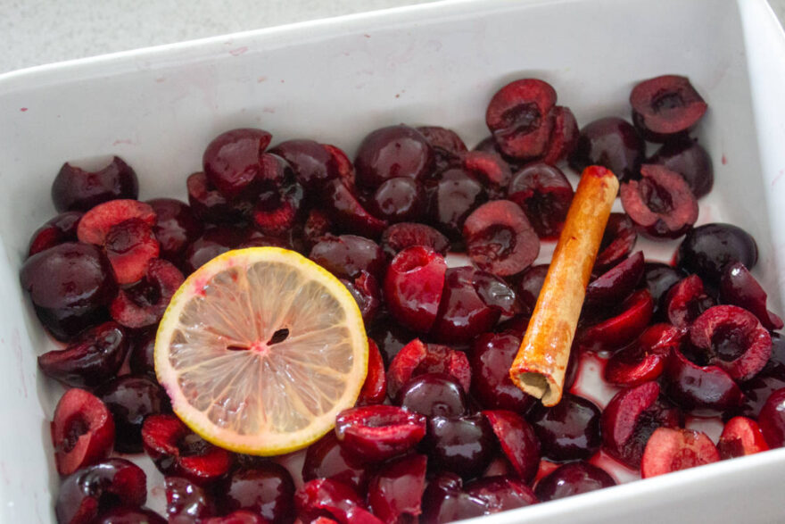 Sauerkirschen werden für das Nuss-Semifreddo vorbereitet