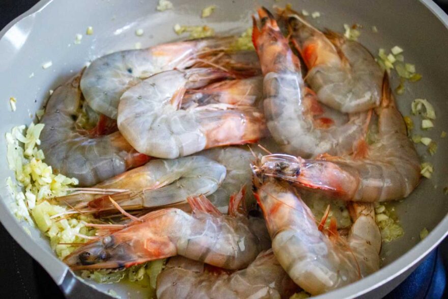 Für die Zubereitung einer echten Buzara werden Scampi hinzugefügt