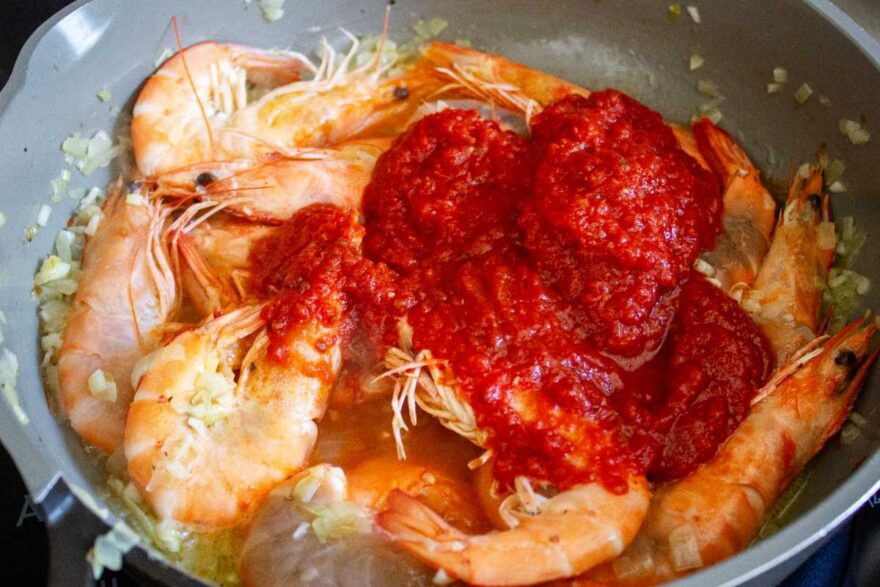 Nach den Garnelen kommt etwas Tomatensauce in die die Buzara