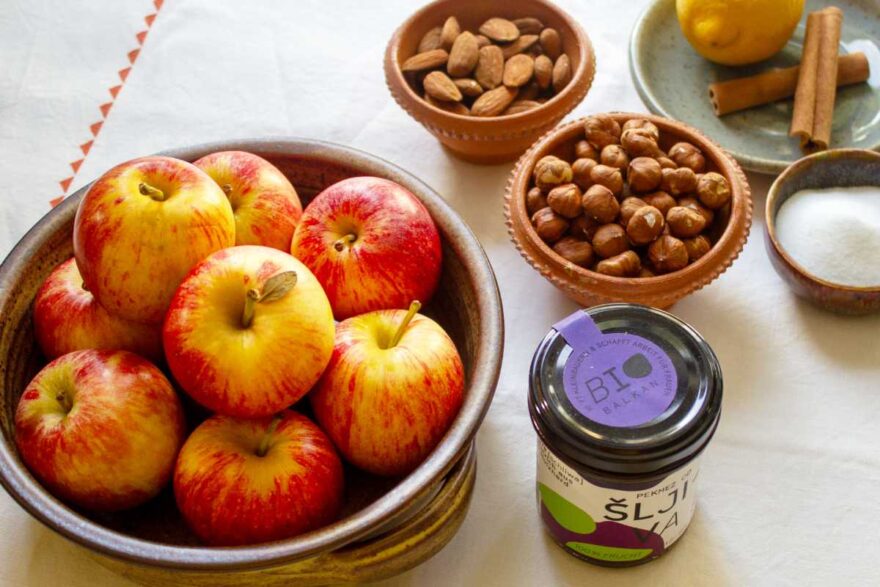 Die Zutaten für unsere Bratäpfel – Haselnüsse, Mandeln, Zimt, Zucker und Zitrone, samt Äpfeln