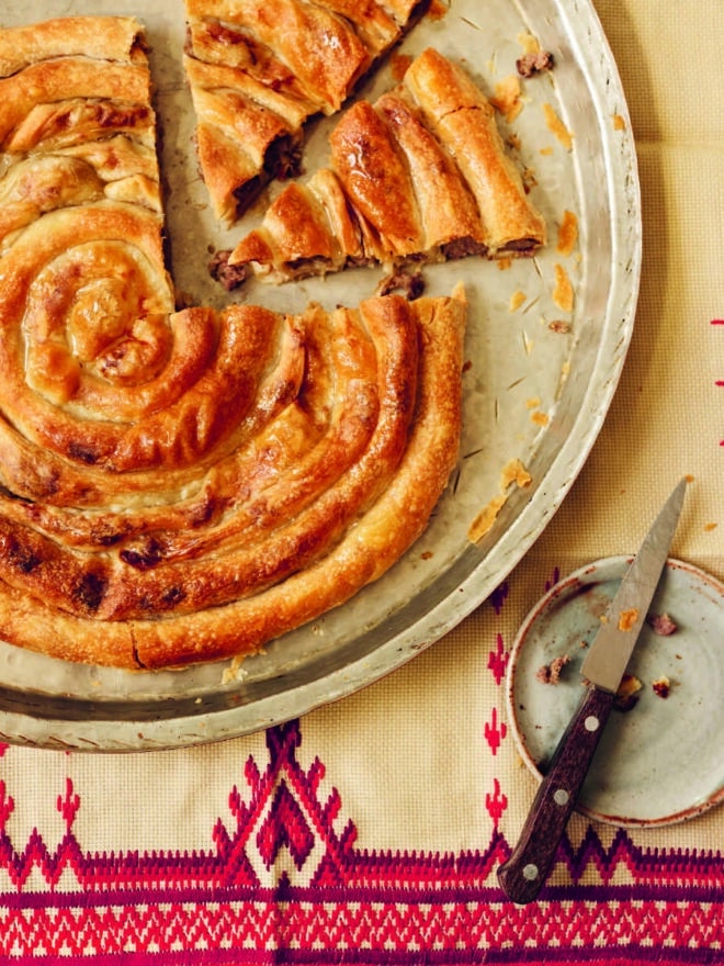 Burek mit Fleisch aus dem Buch The Balkan Kitchen von Irina Janakievska