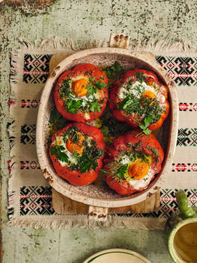 Tomaten mit Eiern, ein Original-Rezept aus dem Kochbuch The Balkan Kitchen von Irina Jankievska