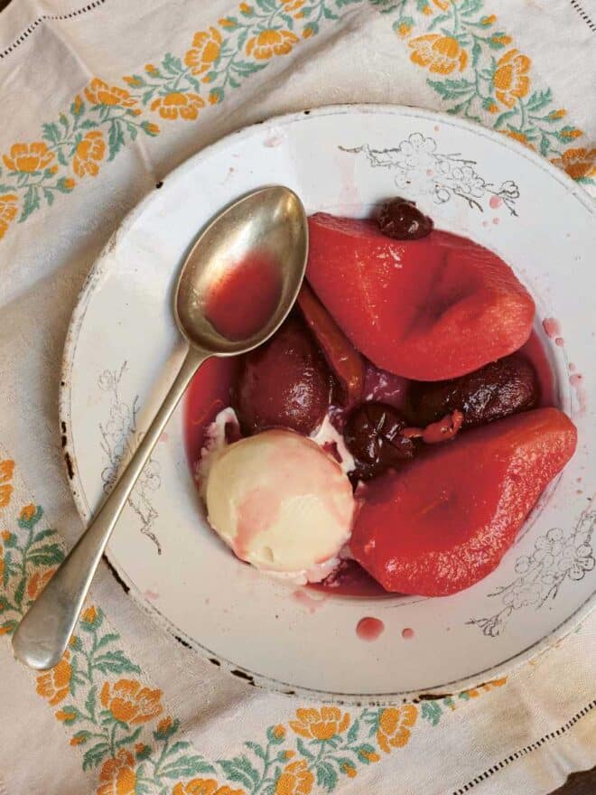 Kompott von Birnen und Pflaumen, ein Original-Rezept aus dem Kochbuch The Balkan Kitchen von Irina Jankievska