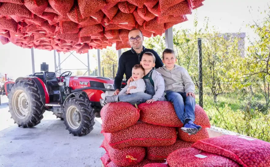 Familie Nelkoski, Partner in der Lieferkette von BioBalkan, mit Säcken von Bio-Haselnüssen