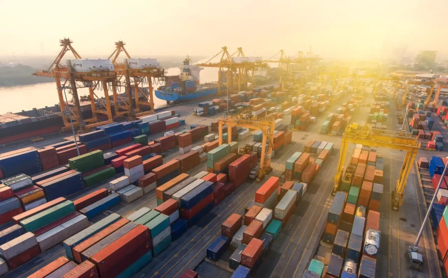 Hafenanlage mit Licht im Horizont als Symbol für Nachhaltigkeit in der Lieferkette