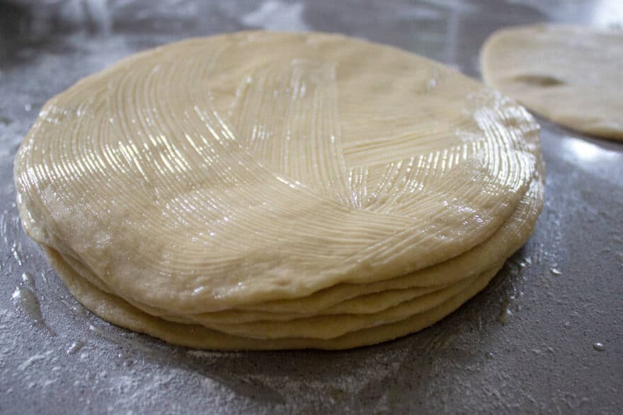 Der Hefeteig wird bestrichen