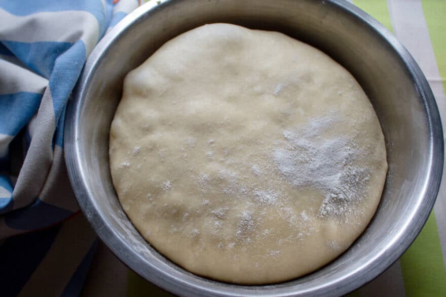 Aufgegangener Hefeteig für Ajvar-Kipferl