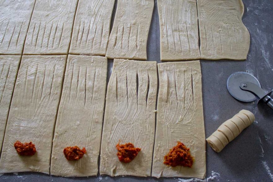 Die Vorbereitung zum Rollen der Ajvar-Kipferl