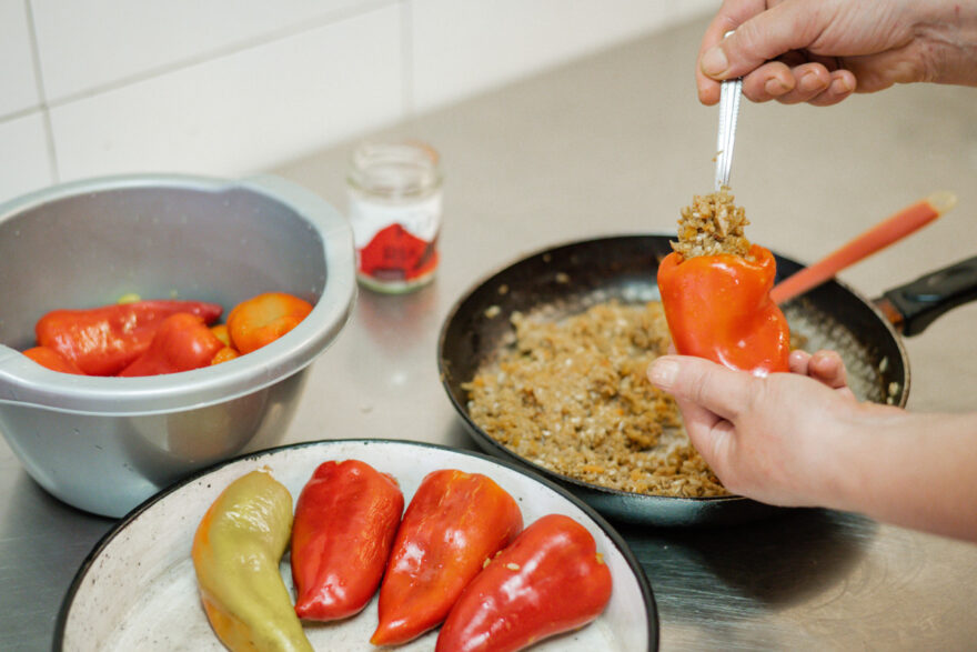 So werden die Paprika für Punjene Paprike gefüllt