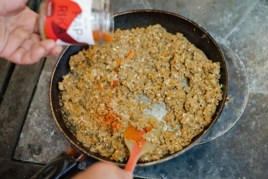 Zubereitung der Füllung für Punjene Paprike