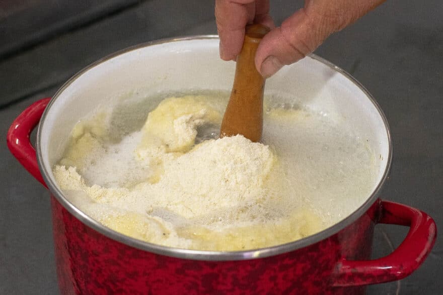 Kacamak wird angesetzt