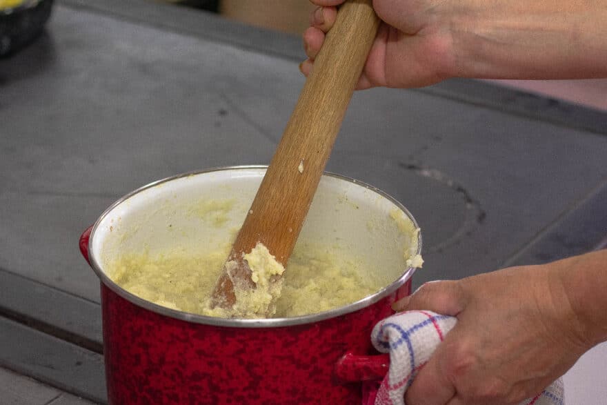 Kacamak wird glattgerührt