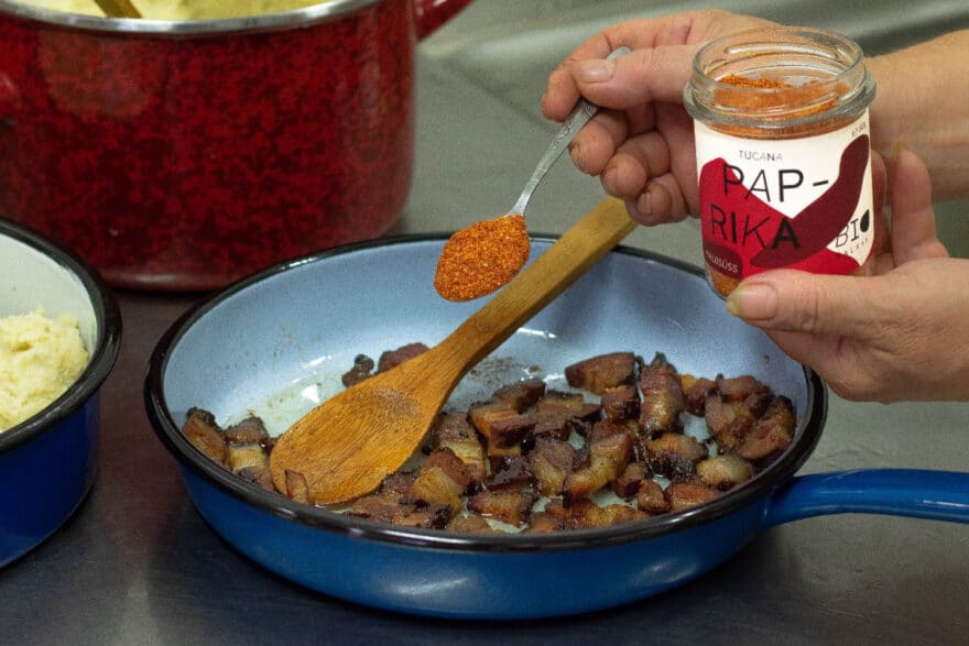 Speck und Paprika werden für den Kacamak angeröstet