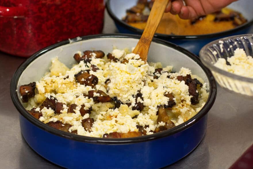 Die fertigen Zutaten für den Kacamak kommen in die Backform