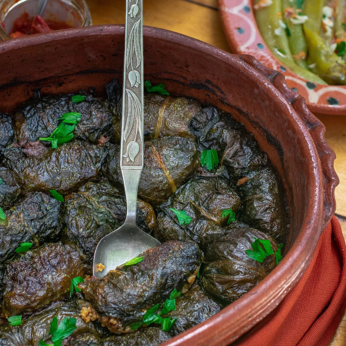 Sarma u blitvi oder Sarma in Mangold-Blättern