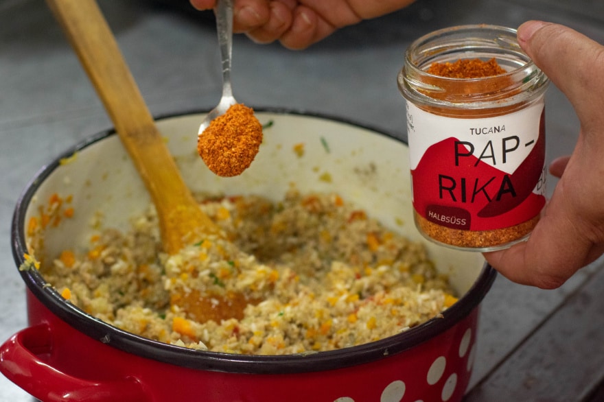 Die Fülle der Sarma in Mangold wird mit Tucana Paprika gewürzt