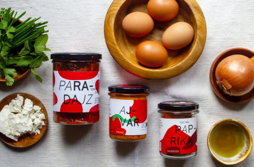 Die Zutaten für die BioBalkan-Shakshuka: Eier, Paradajz, Ajvar, Tucana Paprika, Öl und Zwiebel
