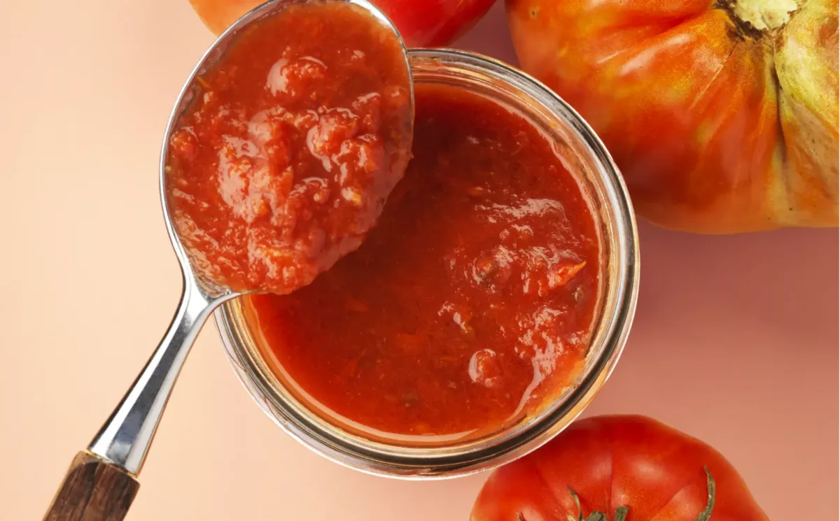 Ein Blick in Glas von Bio Paradajz, Teil des Bundles Špajz von BioBalkan