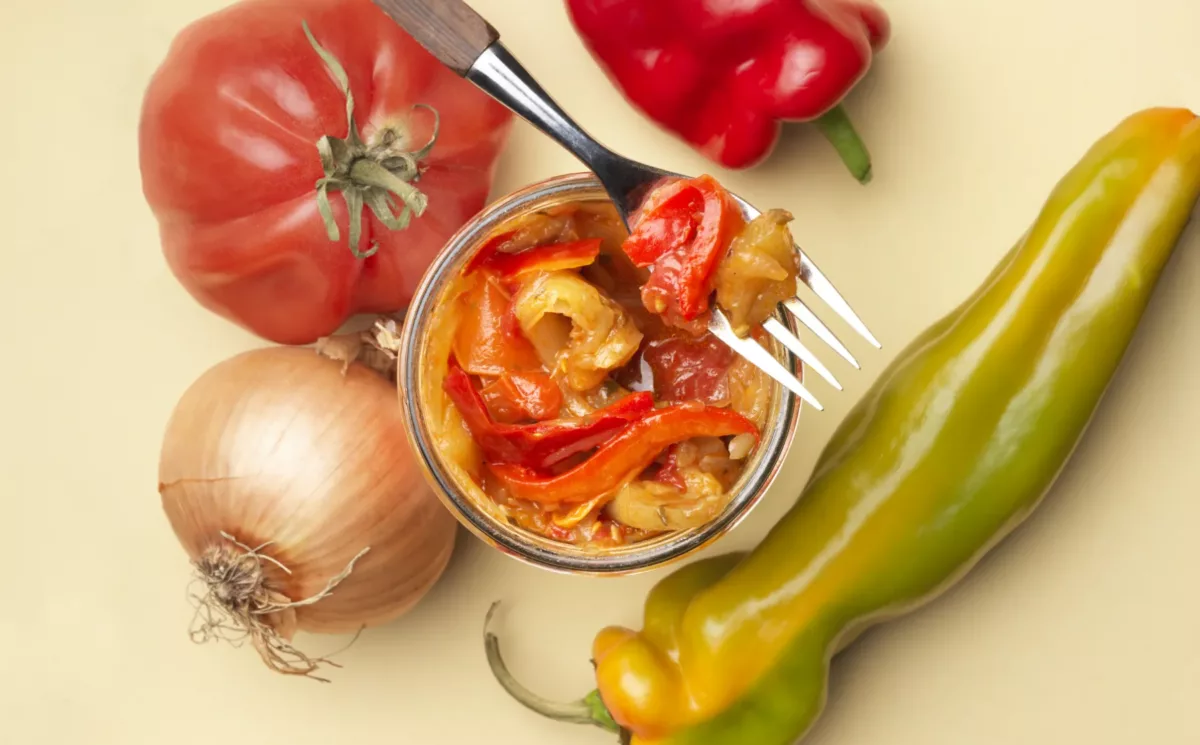 Bio Sataras mit den Zutaten Paprika, Tomaten und Zwiebeln